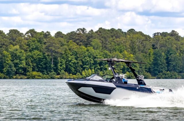 wakeboard boat